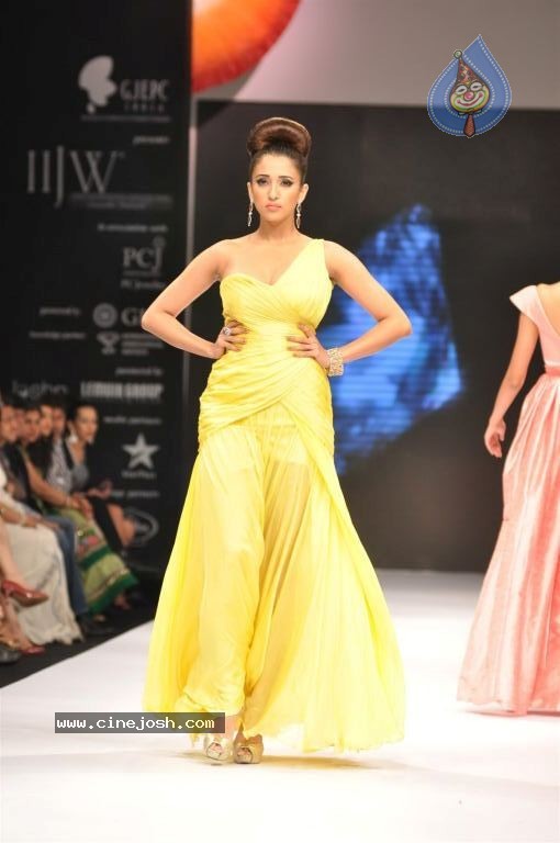 Bolly Celebs at IIJW 2012 Day 1 - 58 / 143 photos