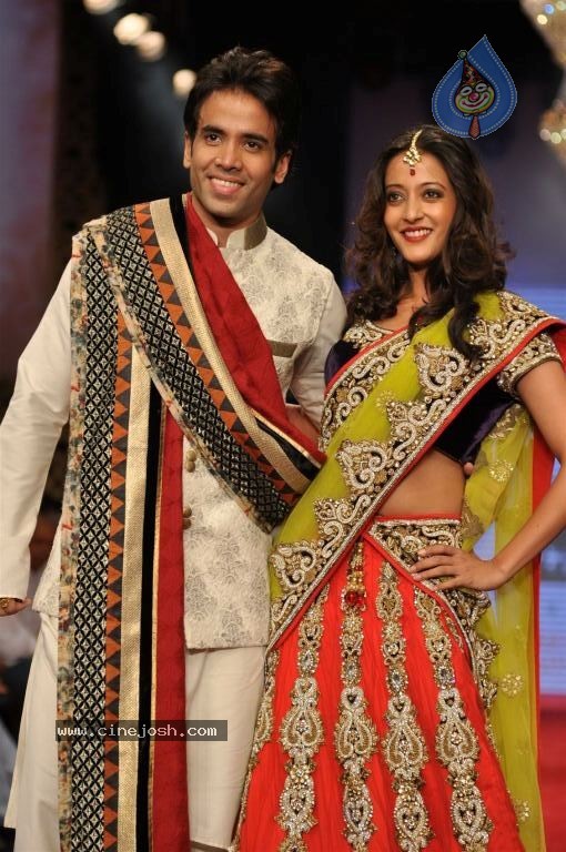 Bolly Celebs at IIJW 2012 Day 1 - 59 / 143 photos