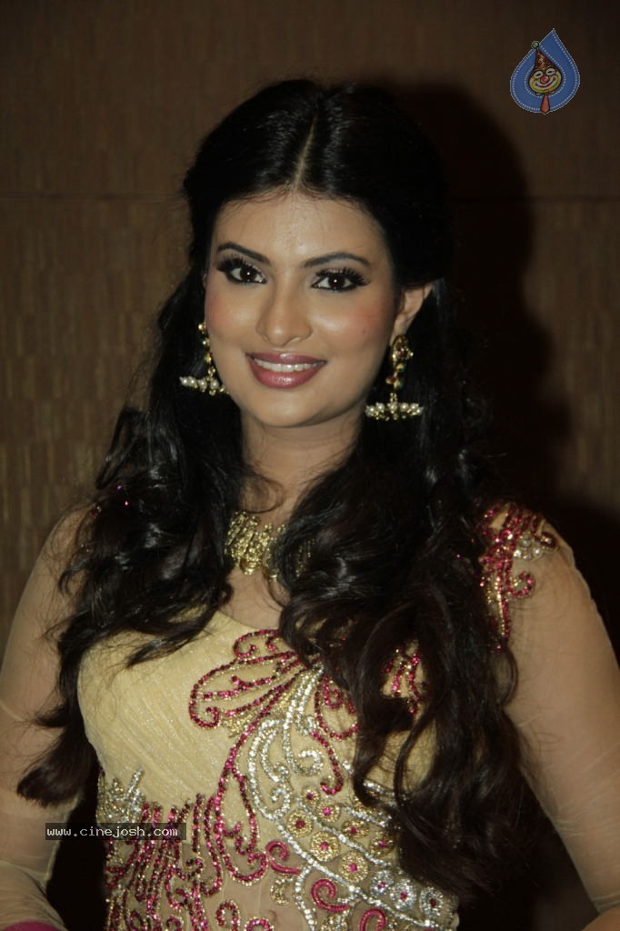 Bolly Celebs at IIJW 2012 Day 1 - 63 / 143 photos