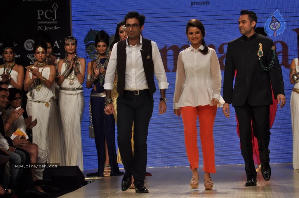 Bolly Celebs at IIJW 2012 Day 1 - 77 / 143 photos