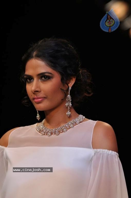 Bolly Celebs at IIJW 2012 Day 1 - 87 / 143 photos