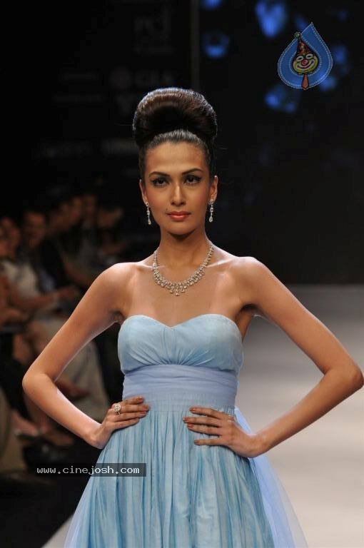 Bolly Celebs at IIJW 2012 Day 1 - 94 / 143 photos