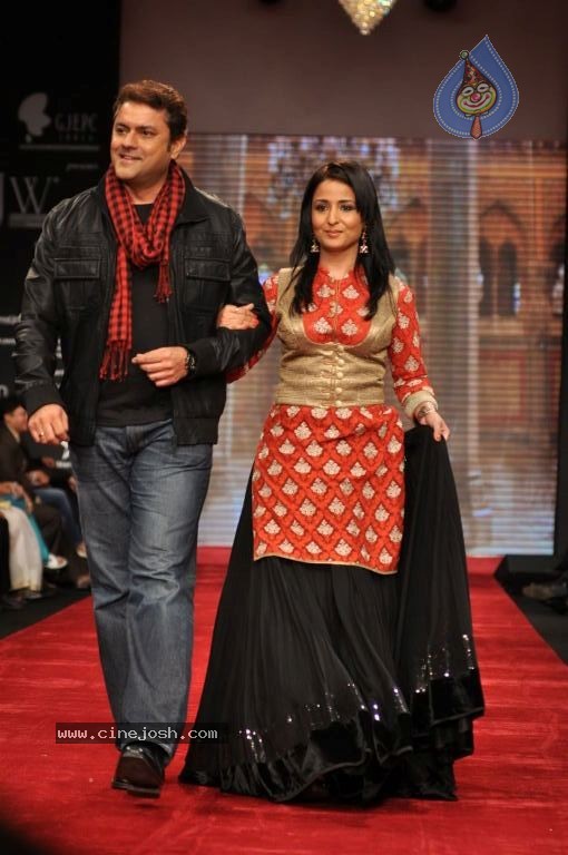 Bolly Celebs at IIJW 2012 Day 1 - 98 / 143 photos