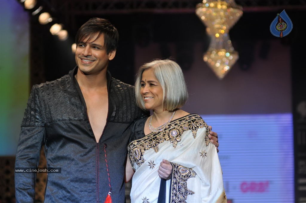Bolly Celebs at IIJW 2012 Day 1 - 99 / 143 photos