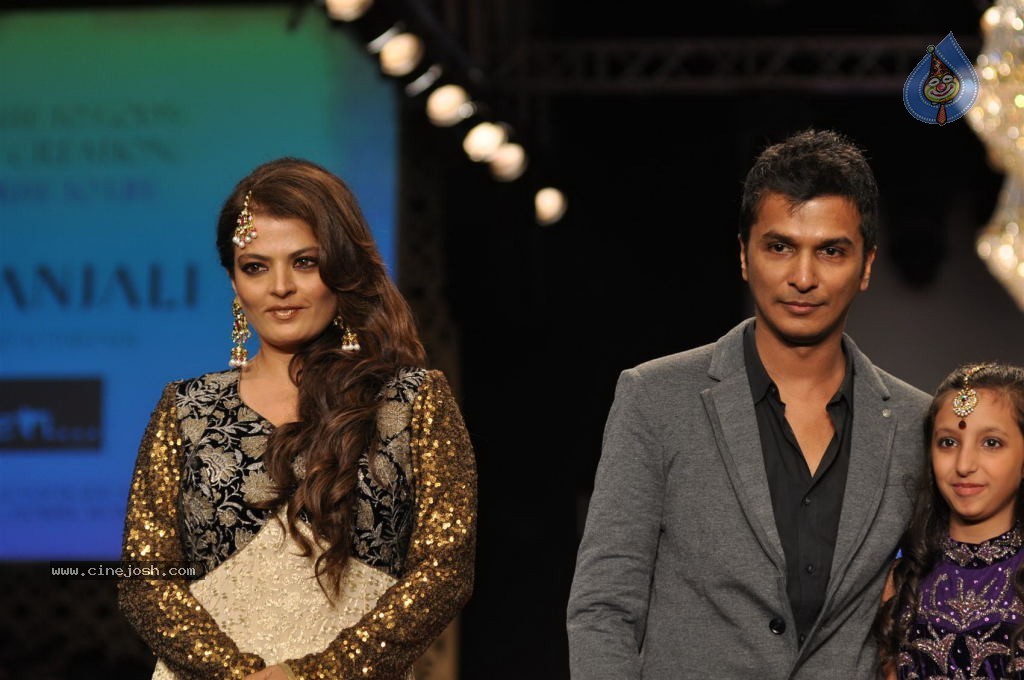 Bolly Celebs at IIJW 2012 Day 1 - 100 / 143 photos