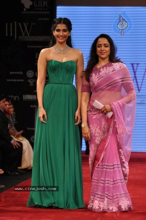 Bolly Celebs at IIJW 2012 Day 1 - 104 / 143 photos