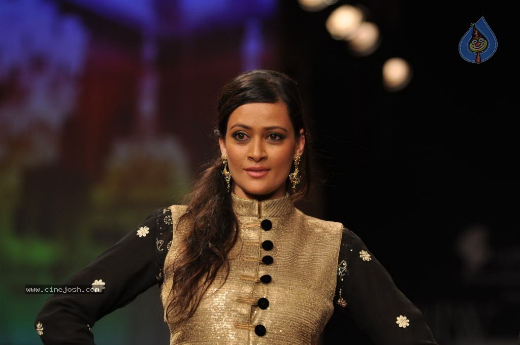 Bolly Celebs at IIJW 2012 Day 1 - 106 / 143 photos