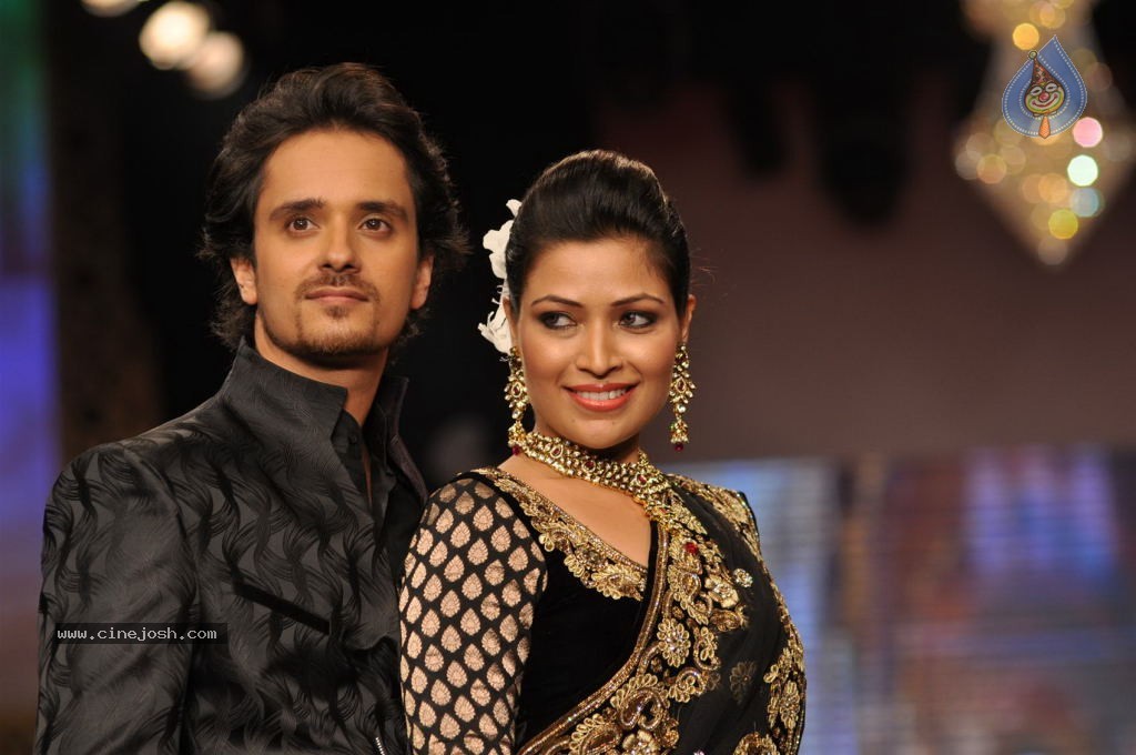 Bolly Celebs at IIJW 2012 Day 1 - 111 / 143 photos