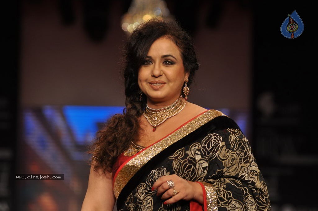 Bolly Celebs at IIJW 2012 Day 1 - 118 / 143 photos