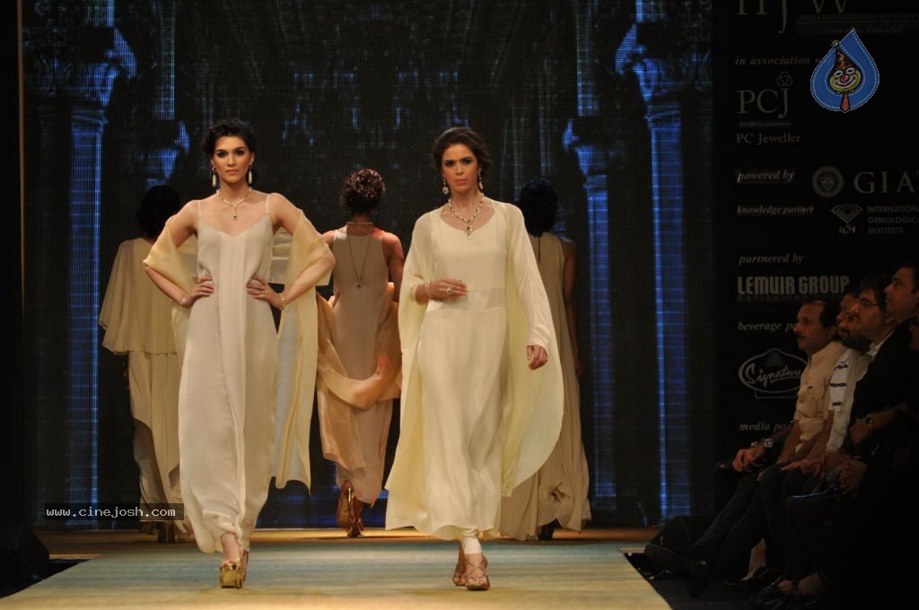 Bolly Celebs at IIJW 2012 Day 1 - 121 / 143 photos