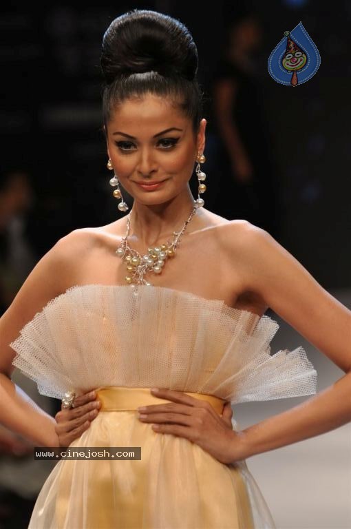 Bolly Celebs at IIJW 2012 Day 1 - 132 / 143 photos