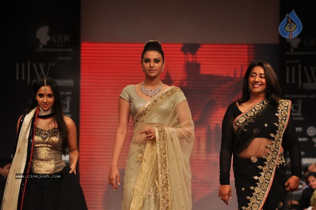 Bolly Celebs at IIJW 2012 Day 1 - 143 / 143 photos
