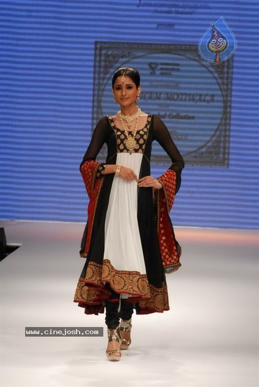 Bolly Celebs at IIJW 2012 Show - 1 / 247 photos