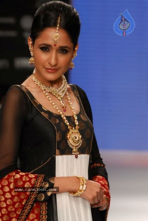 Bolly Celebs at IIJW 2012 Show - 7 / 247 photos