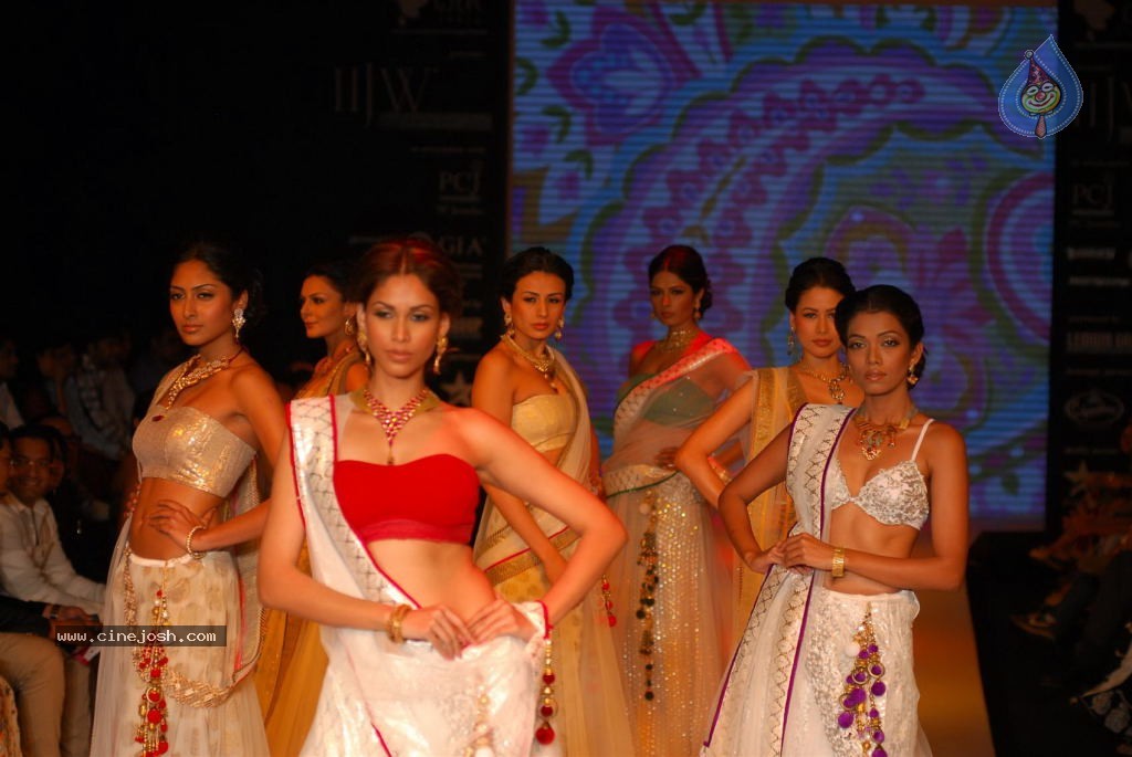 Bolly Celebs at IIJW 2012 Show - 9 / 247 photos
