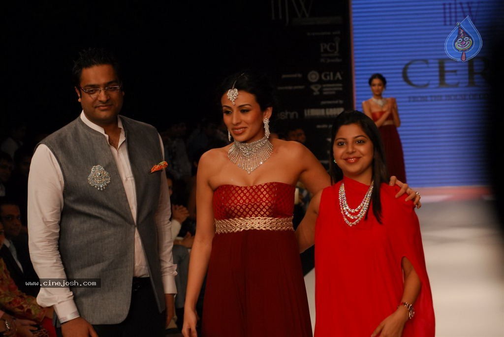 Bolly Celebs at IIJW 2012 Show - 23 / 247 photos