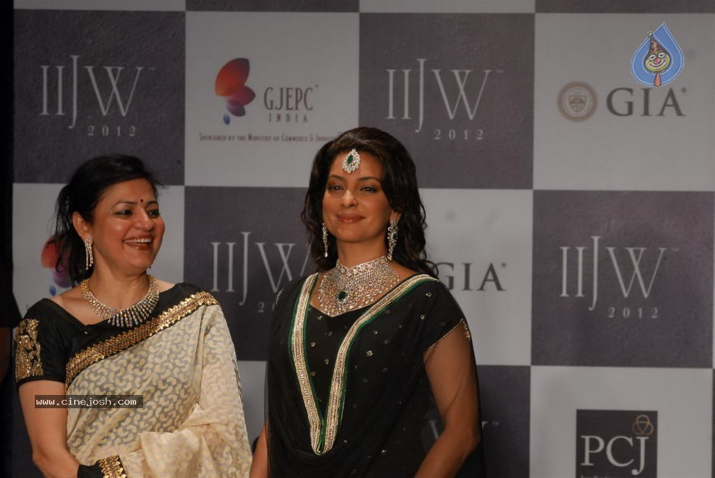 Bolly Celebs at IIJW 2012 Show - 33 / 247 photos