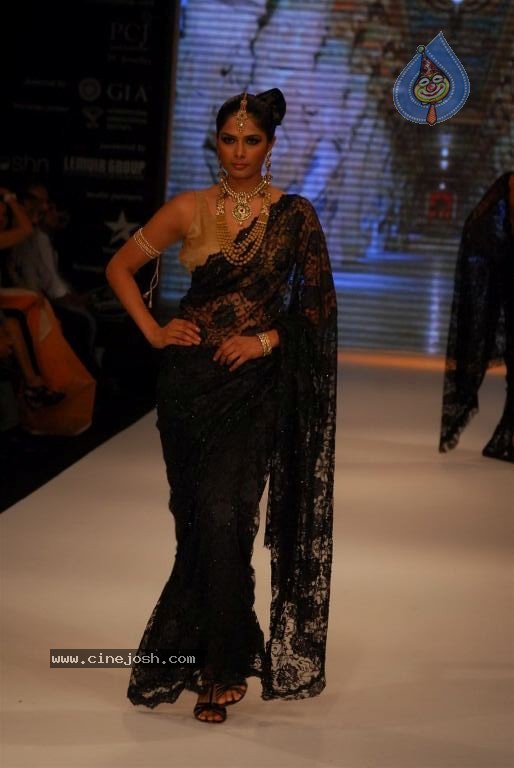 Bolly Celebs at IIJW 2012 Show - 36 / 247 photos