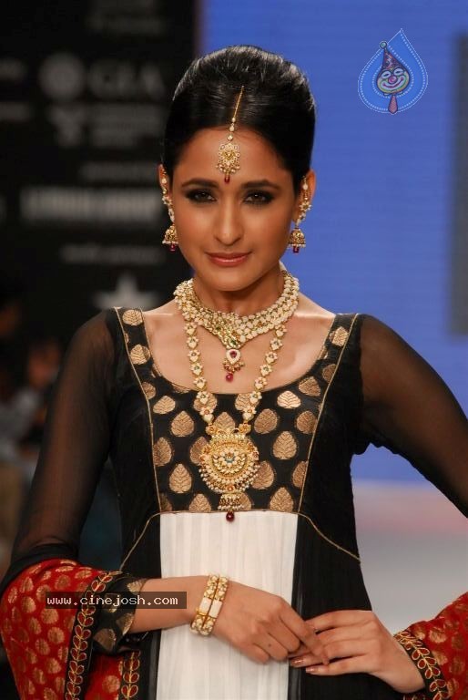 Bolly Celebs at IIJW 2012 Show - 50 / 247 photos