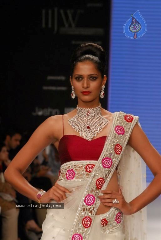 Bolly Celebs at IIJW 2012 Show - 55 / 247 photos