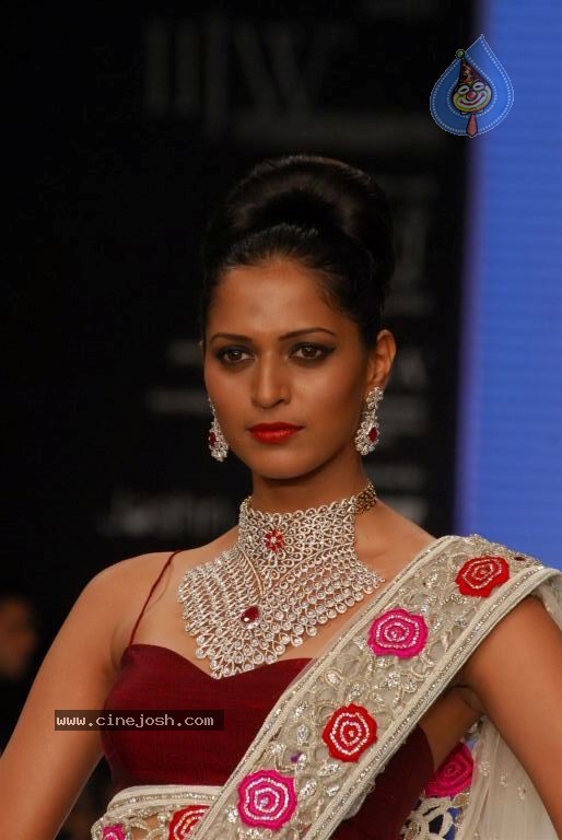 Bolly Celebs at IIJW 2012 Show - 56 / 247 photos