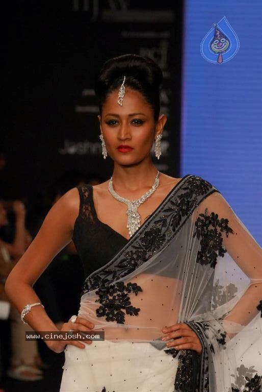 Bolly Celebs at IIJW 2012 Show - 66 / 247 photos