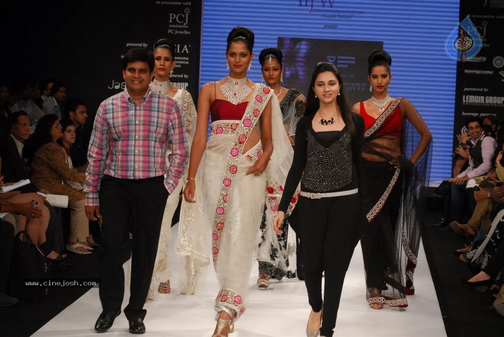 Bolly Celebs at IIJW 2012 Show - 70 / 247 photos