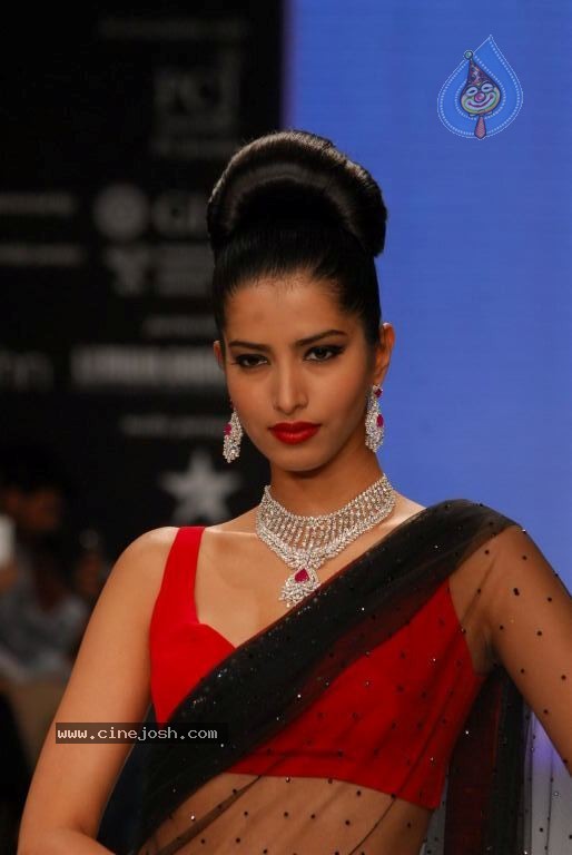 Bolly Celebs at IIJW 2012 Show - 82 / 247 photos
