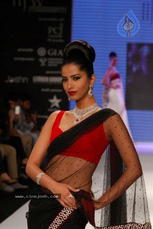Bolly Celebs at IIJW 2012 Show - 83 / 247 photos