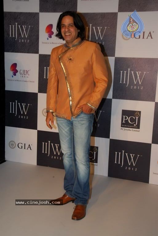 Bolly Celebs at IIJW 2012 Show - 84 / 247 photos