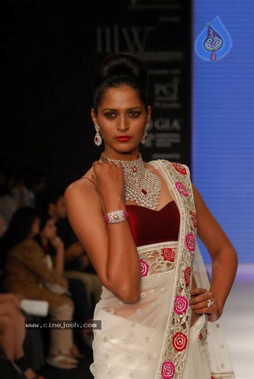 Bolly Celebs at IIJW 2012 Show - 87 / 247 photos