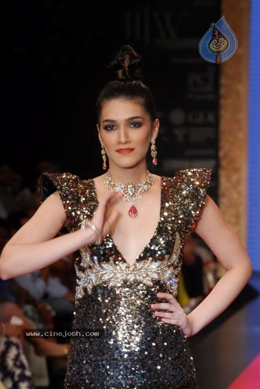 Bolly Celebs at IIJW 2012 Show - 94 / 247 photos