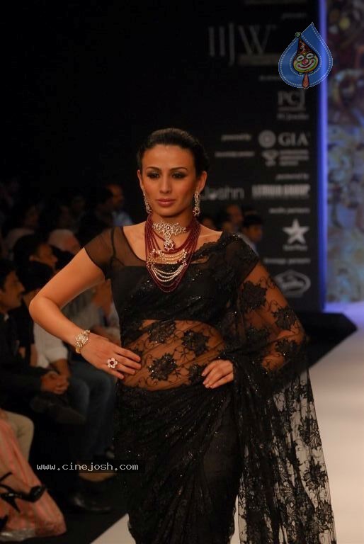 Bolly Celebs at IIJW 2012 Show - 102 / 247 photos
