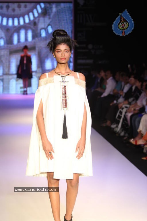 Bolly Celebs at IIJW 2012 Show - 107 / 247 photos