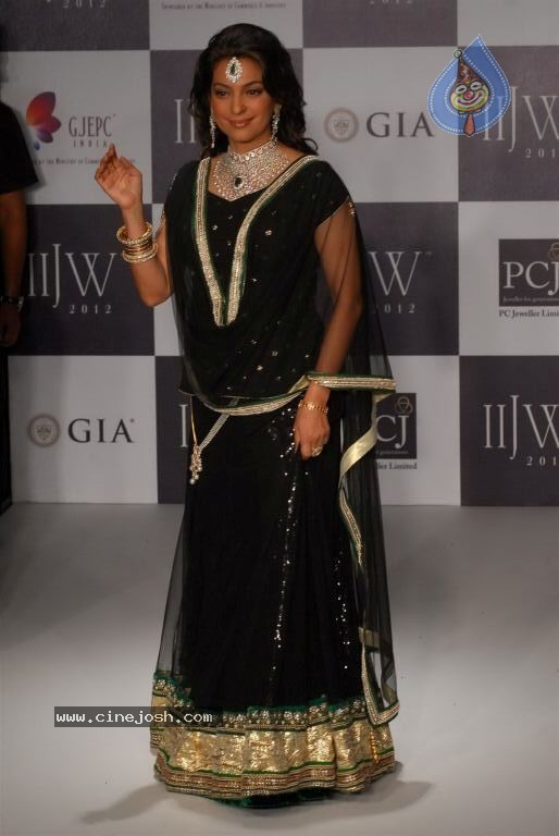 Bolly Celebs at IIJW 2012 Show - 108 / 247 photos