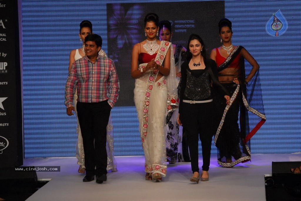 Bolly Celebs at IIJW 2012 Show - 109 / 247 photos