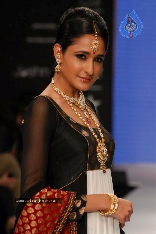 Bolly Celebs at IIJW 2012 Show - 111 / 247 photos
