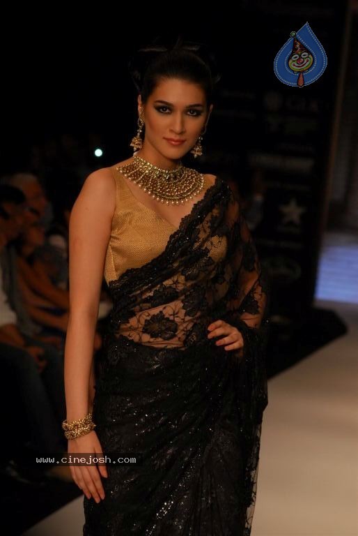 Bolly Celebs at IIJW 2012 Show - 114 / 247 photos