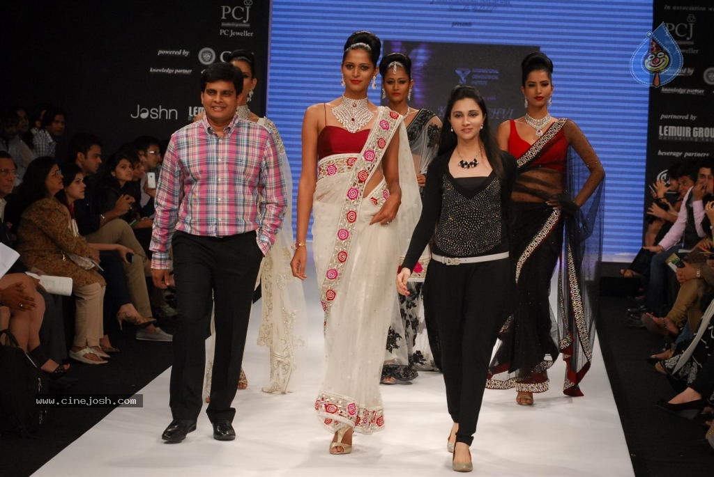 Bolly Celebs at IIJW 2012 Show - 115 / 247 photos