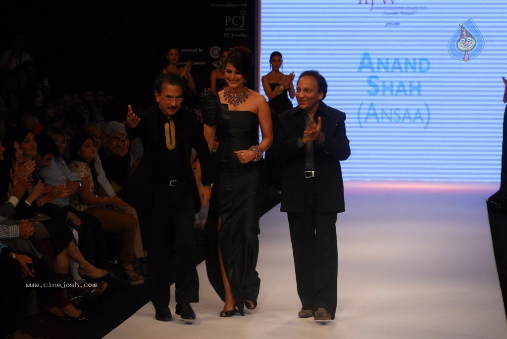 Bolly Celebs at IIJW 2012 Show - 119 / 247 photos