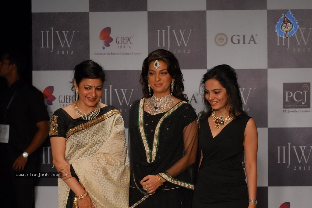 Bolly Celebs at IIJW 2012 Show - 122 / 247 photos