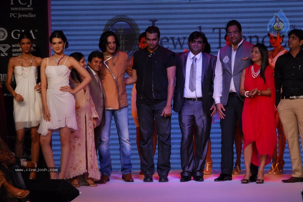 Bolly Celebs at IIJW 2012 Show - 130 / 247 photos