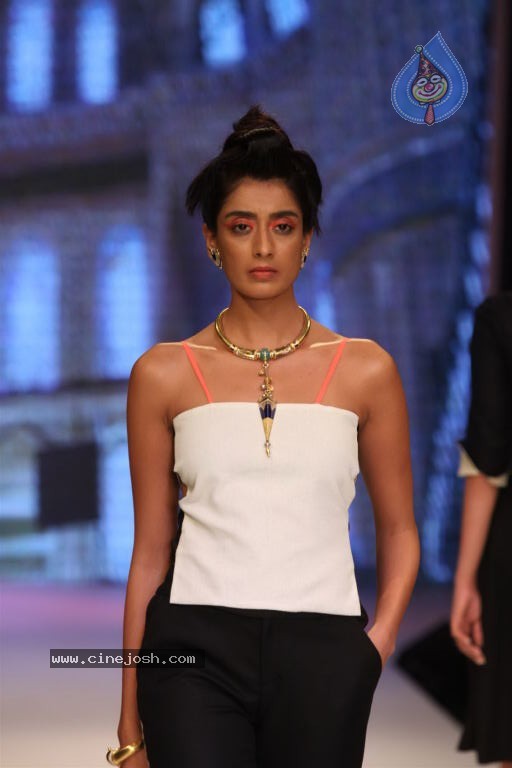 Bolly Celebs at IIJW 2012 Show - 132 / 247 photos