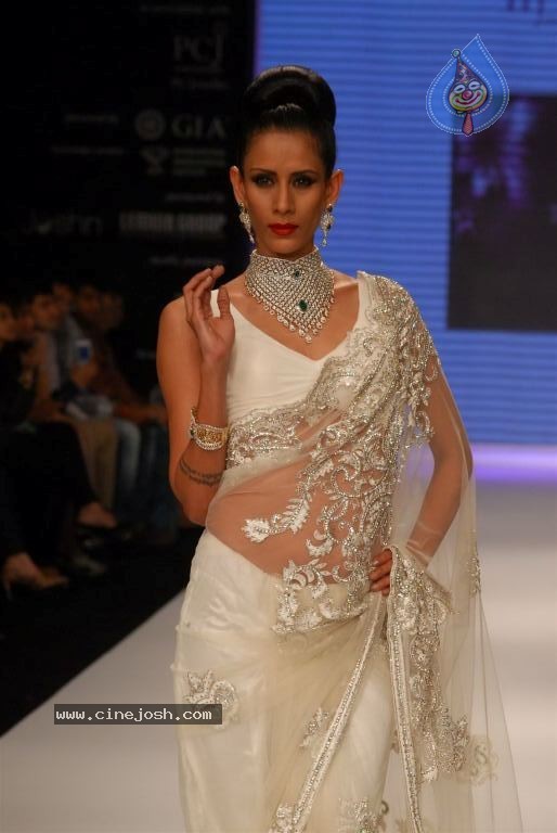 Bolly Celebs at IIJW 2012 Show - 133 / 247 photos