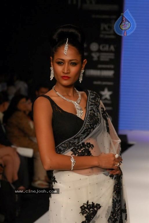 Bolly Celebs at IIJW 2012 Show - 139 / 247 photos