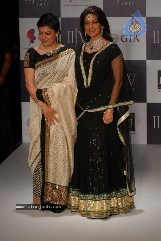 Bolly Celebs at IIJW 2012 Show - 147 / 247 photos