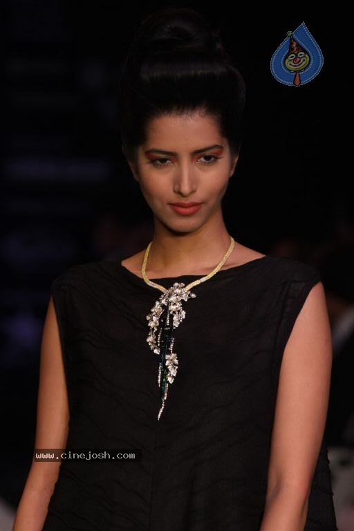 Bolly Celebs at IIJW 2012 Show - 148 / 247 photos