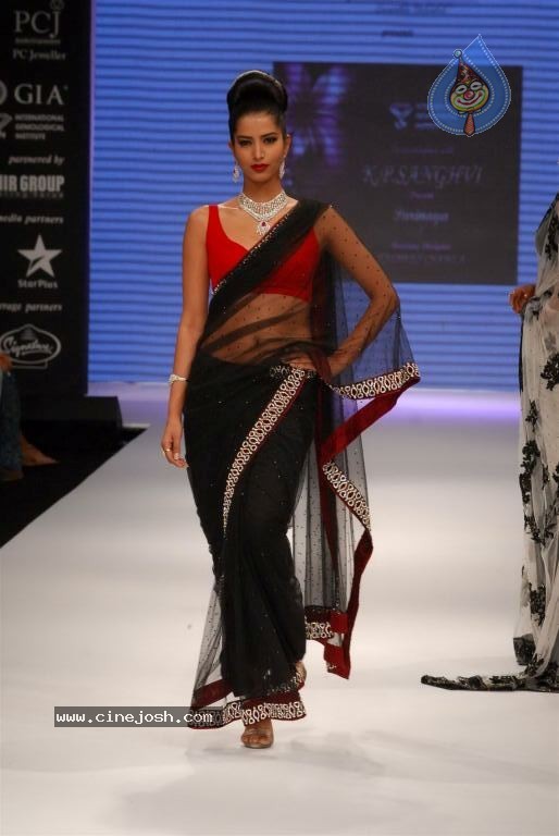 Bolly Celebs at IIJW 2012 Show - 150 / 247 photos