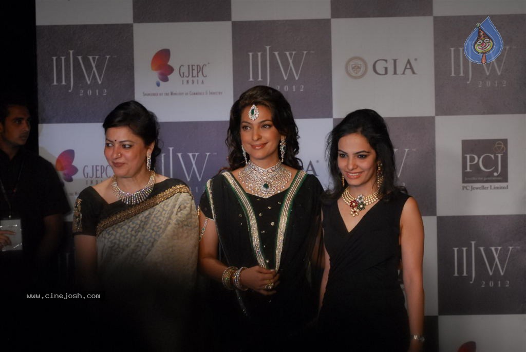 Bolly Celebs at IIJW 2012 Show - 151 / 247 photos