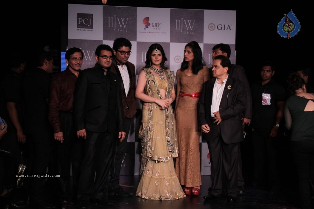 Bolly Celebs at IIJW 2012 Show - 152 / 247 photos